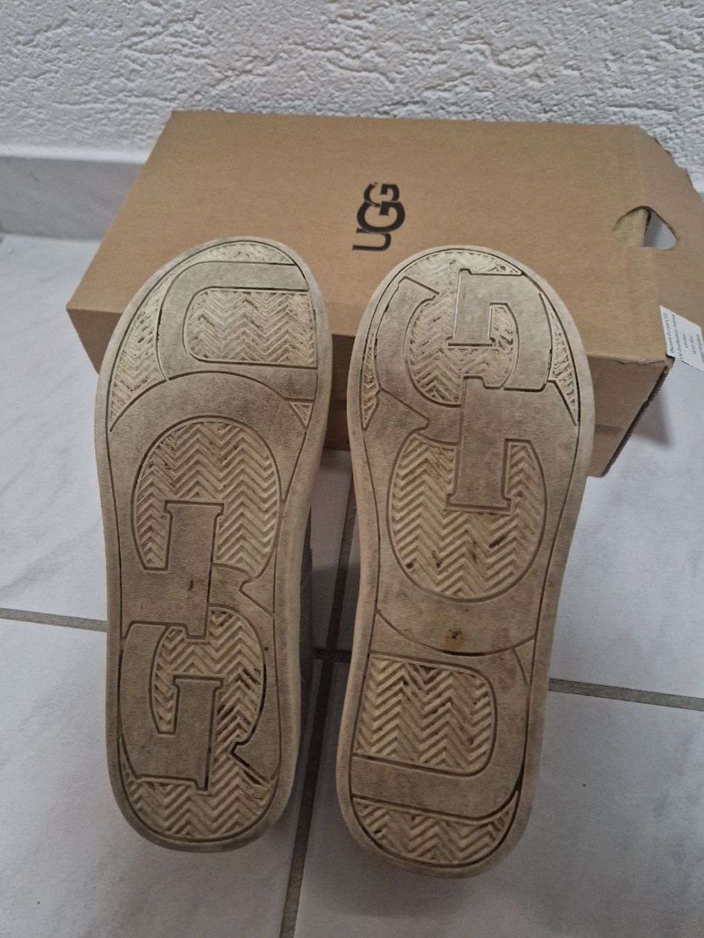 Ugg Scarpe per ragazze: UGG Sneaker Gr. 34 silber glitzernd Schuhe Frühling – Usato da Mellingen venduto da BiBi.16 4