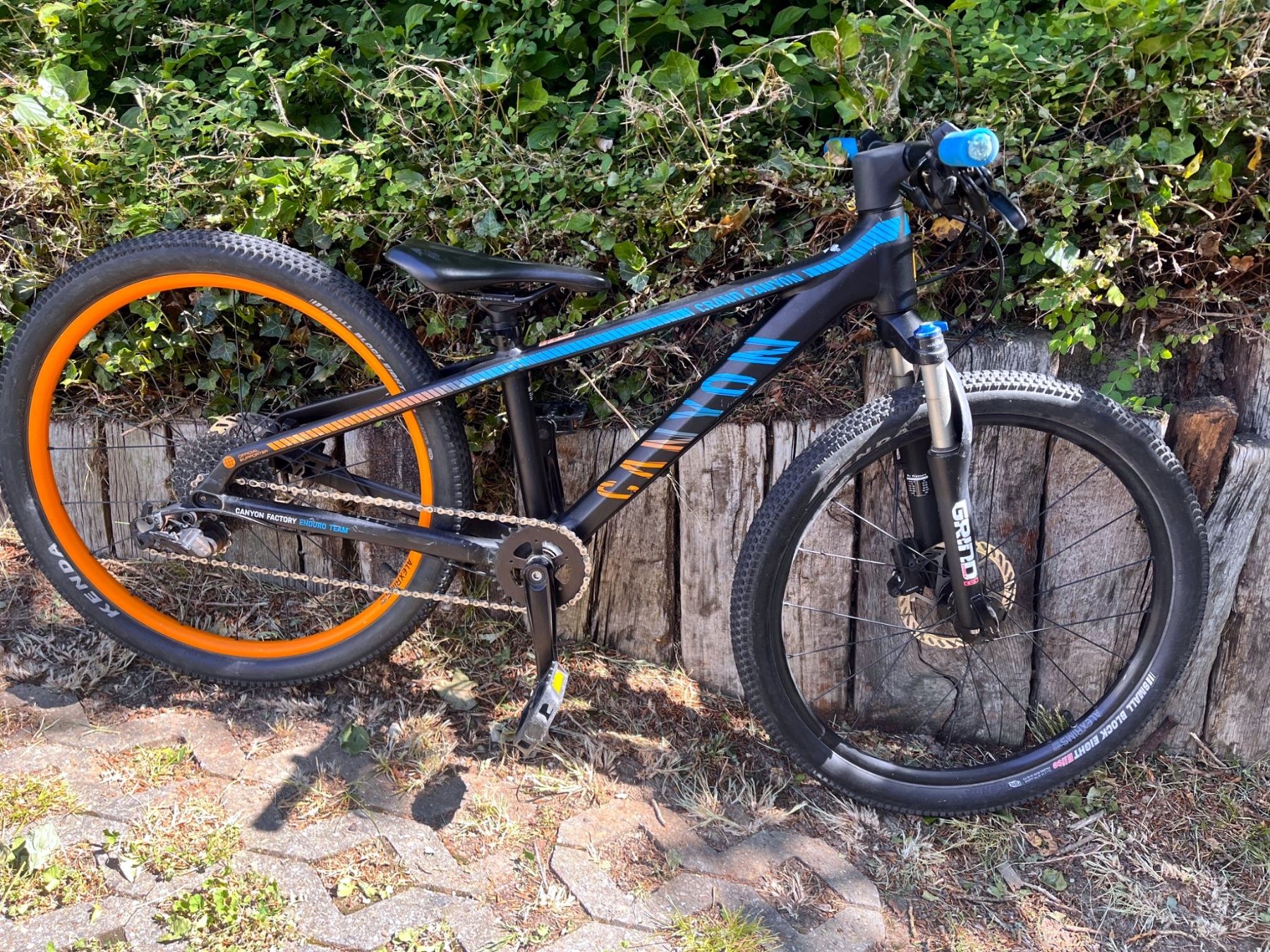 Canyon Velos: Canyon Grand Canyon Young Heroes 24" – Top Kinder-Mountainbi – Gebraucht aus Basel von Federlampe 3