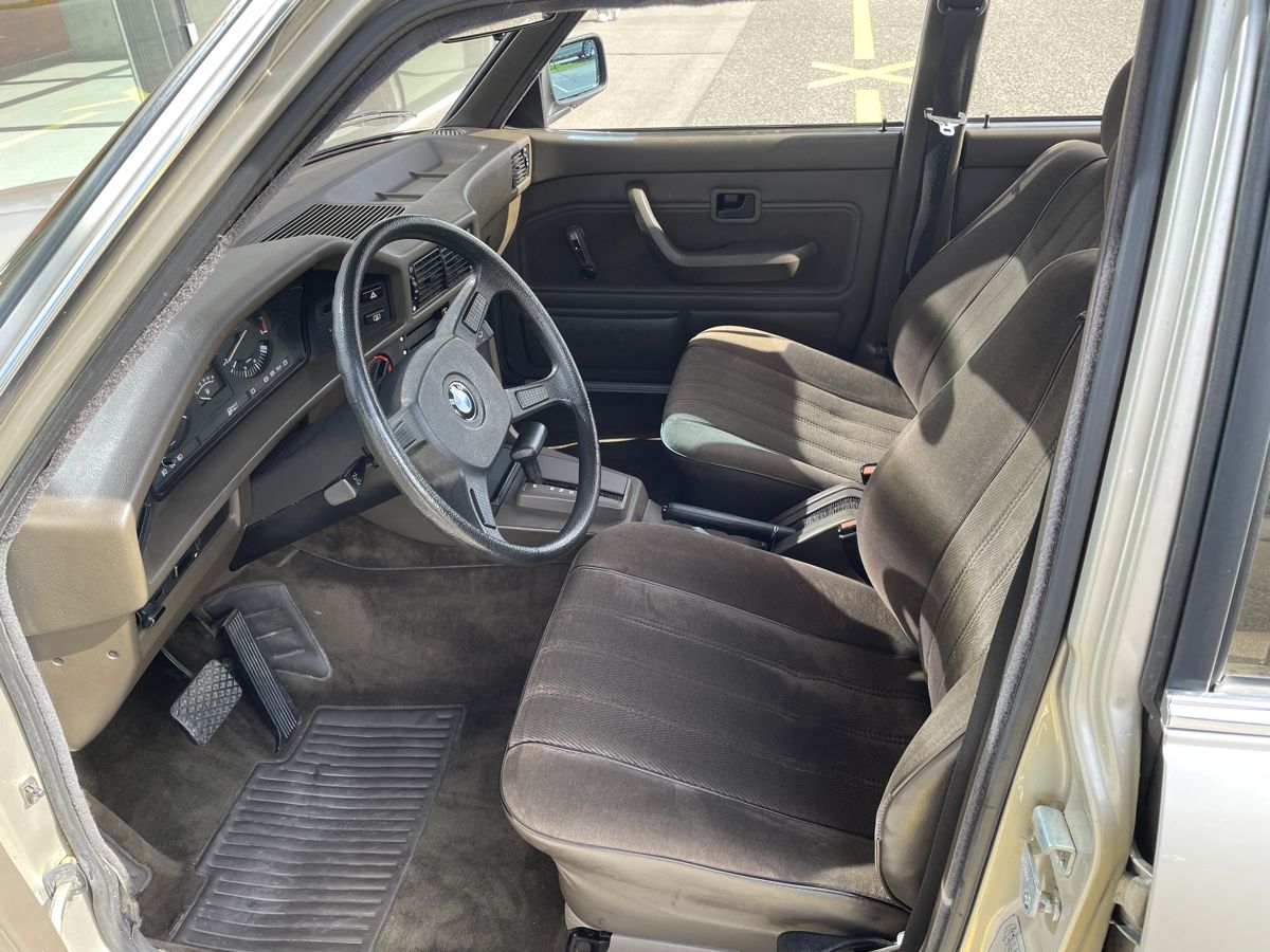 BMW Automobili: BMW E28 525e Oldtimer mit Schiebedach! – Usato da Winterthur venduto da AJ2323 8