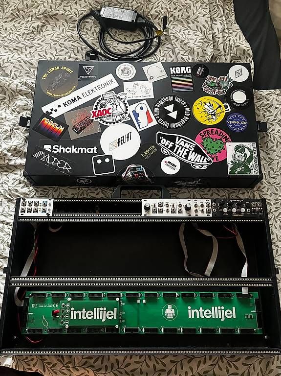 Strumenti musicali: Intellijel Stealth case 7U + 1U modules  – Usato da Luzern venduto da oli_dcd2