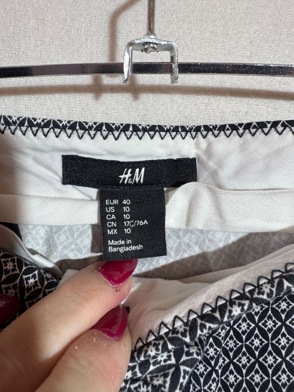 H&M Pantaloni: Gemusterte Stoffhose von H&M Gr. 40 – Usato da Grosswangen venduto da SALE_SALE_SALE 2