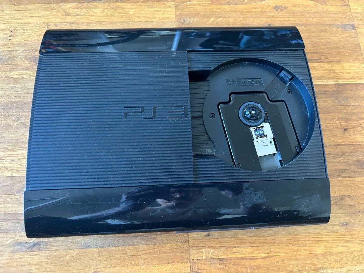 Sony Console: PS3 - 2 Controllers - 4 Games – Usato da Winterthur venduto da Lift 1