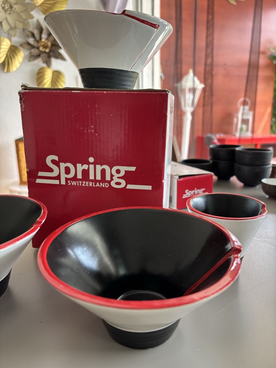 Set di piatti: Service Asiatique Spring vaisselle faite main – Nuovo e nell'imballaggio originale da Villeneuve VD venduto da Alakazam 1