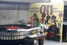 MILES DAVIS: On The Corner. Columbia KC 31906, 1972, NM/VG--