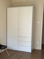 Grande armoire IKEA blanche avec penderie et 3 tiroirs