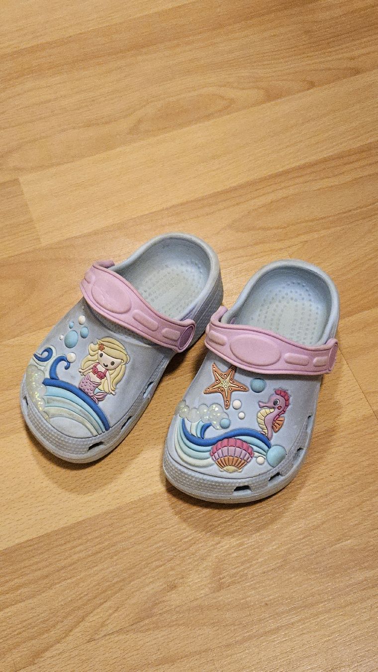 Scarpe per ragazzi: Clogs Badeschuhe Gr 21/ 22 – Usato da Murten venduto da RYO_RYO