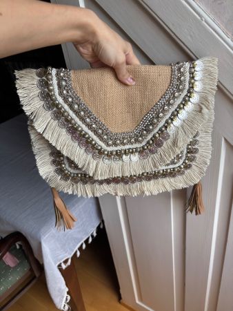 🌻Leela Clutch Beige von Shashi - Verzierungen