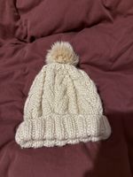 Warme Wintermütze mit Bommel in Beige