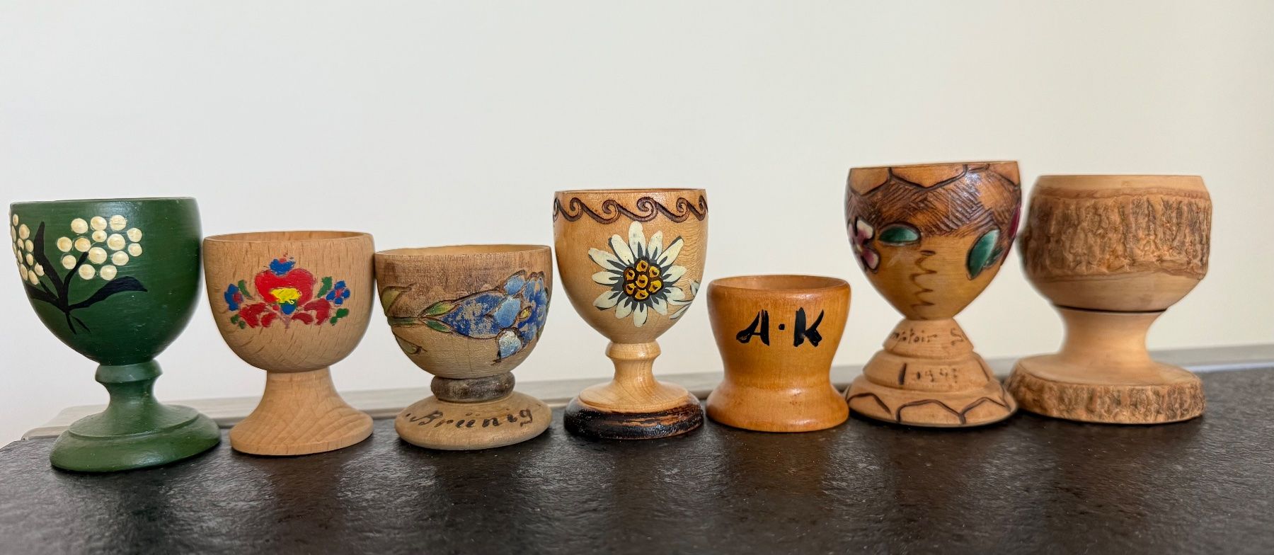 Altre Stoviglie: 7 Vintage Eierbecher Holz bemalt Deko Ostern – Usato da Basel venduto da Rouge.