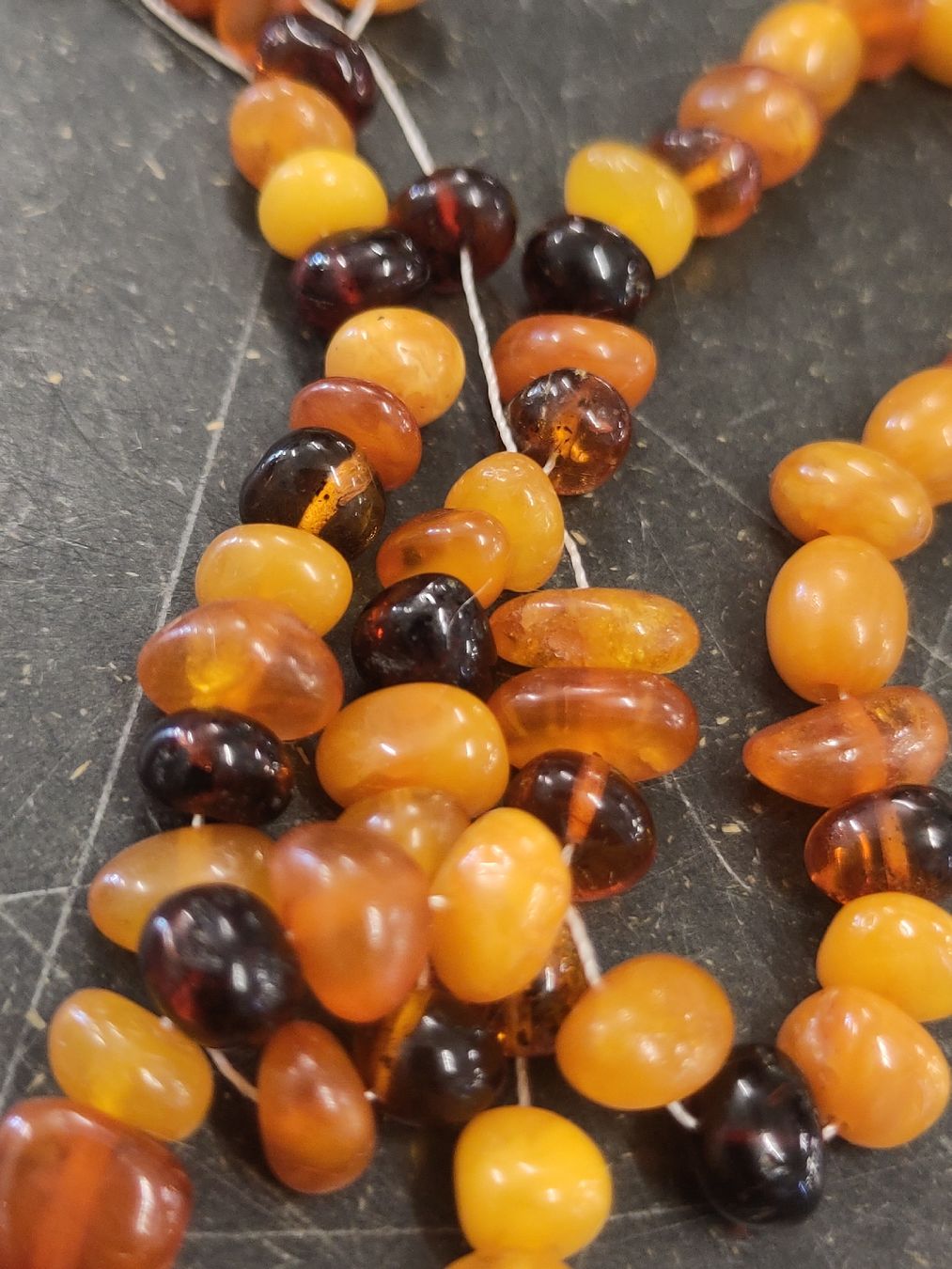 Catenine: Bakelit Halskette verschiedene Orange/Rottöne – Usato da Pratteln venduto da Cartonsducoeur_bl 2