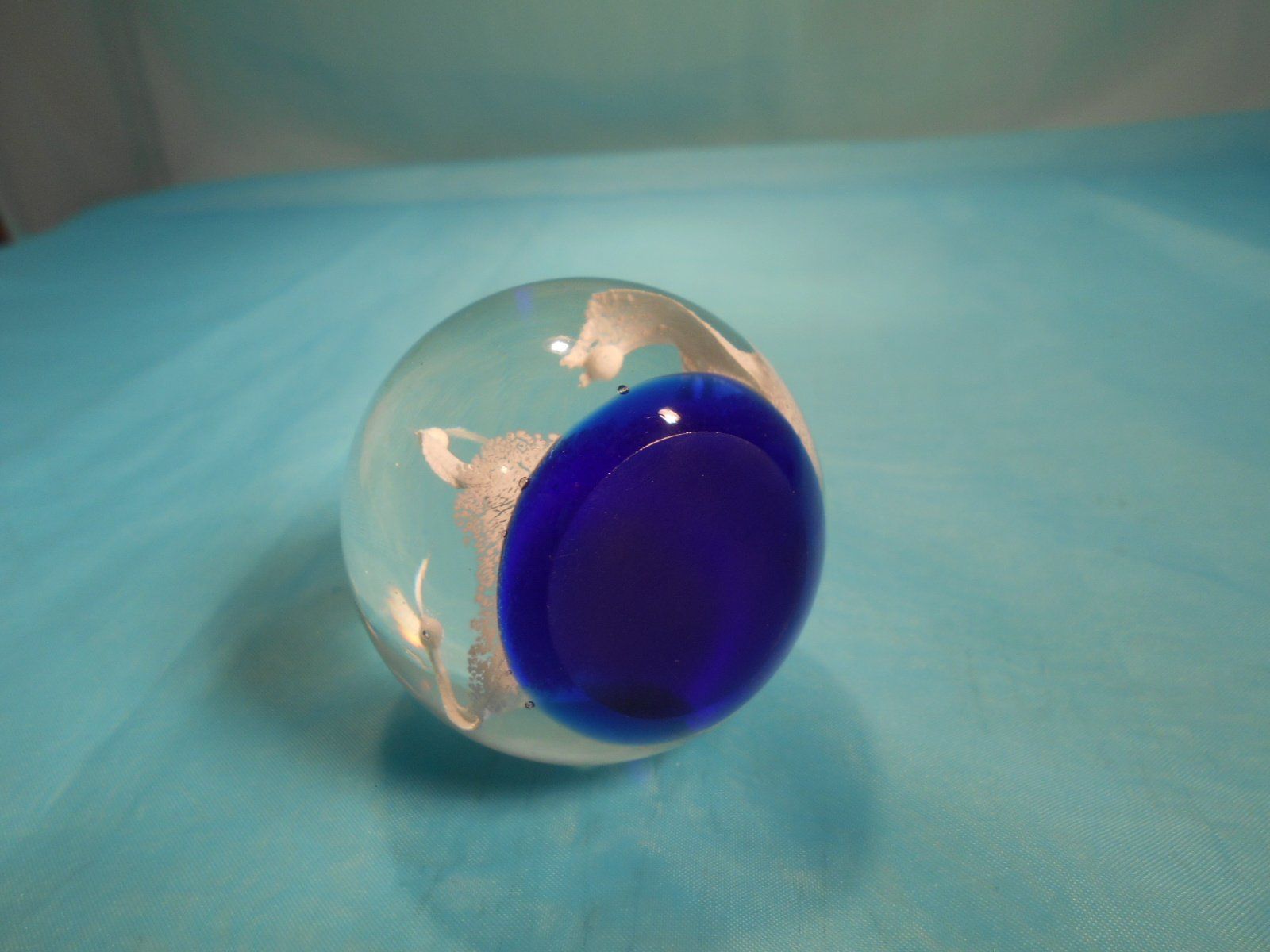 Statuette: Glaskugel, Paperweight, blauer Boden, weisse Figur – Nuovo (secondo la descrizione) da Bellach venduto da JingleCherry 3