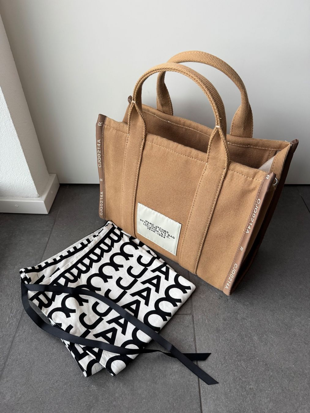 Marc Jacobs Taschen für Damen: Marc Jacobs The Jacquard Medium Tote Bag - Camel – Gebraucht aus Lausanne von ais_yxt8 2