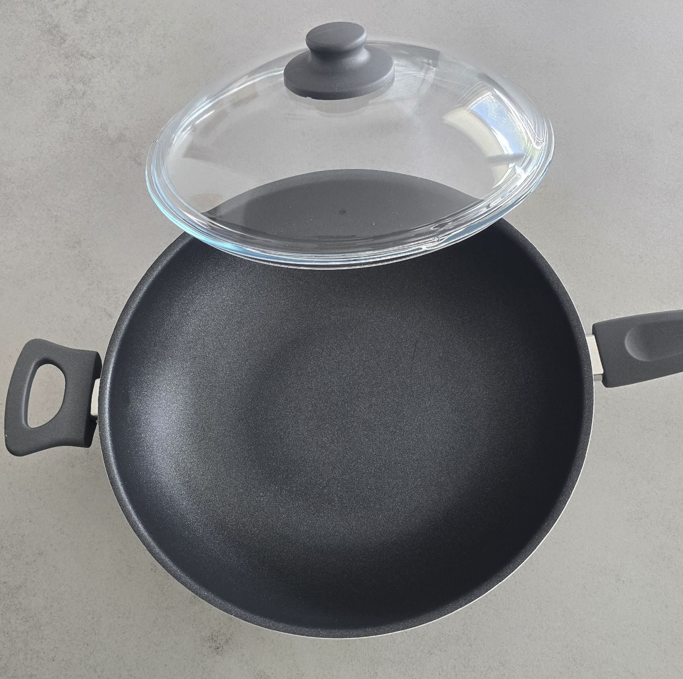 Padelle: Wok Pfanne mit Glasdeckel, neuwertig – Usato da Disentis/Mustér venduto da cla_l9hf 2