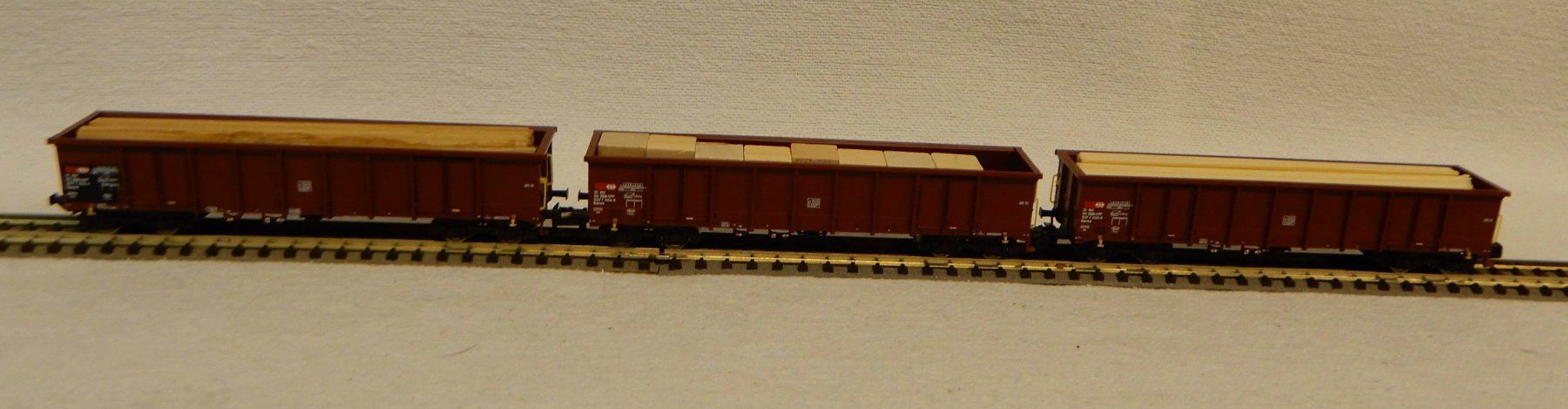 Fleischmann Modellini di ferrovie: 3 Fleischmann Hochbordwagen beladen mit Holz – Nuovo e nell'imballaggio originale da Rupperswil venduto da Ropi03