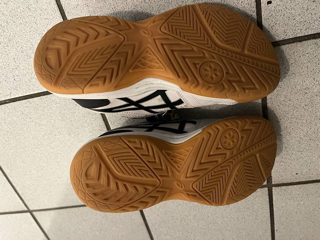 Scarpe per ragazzi: Hallenturnschuhe Asic / Grösse 33.5 – Usato da Luzern venduto da duden09 1