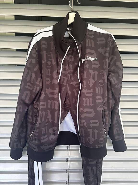 Kleiderpakete: Palm Angels Jacke und Hose – Gebraucht aus Rümlang von NeomiM