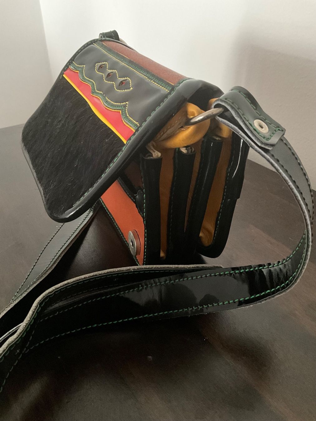 Vera Pelle Borse: Ledertasche in einem speziellen Design – Nuovo e nell'imballaggio originale da Bern venduto da Javero