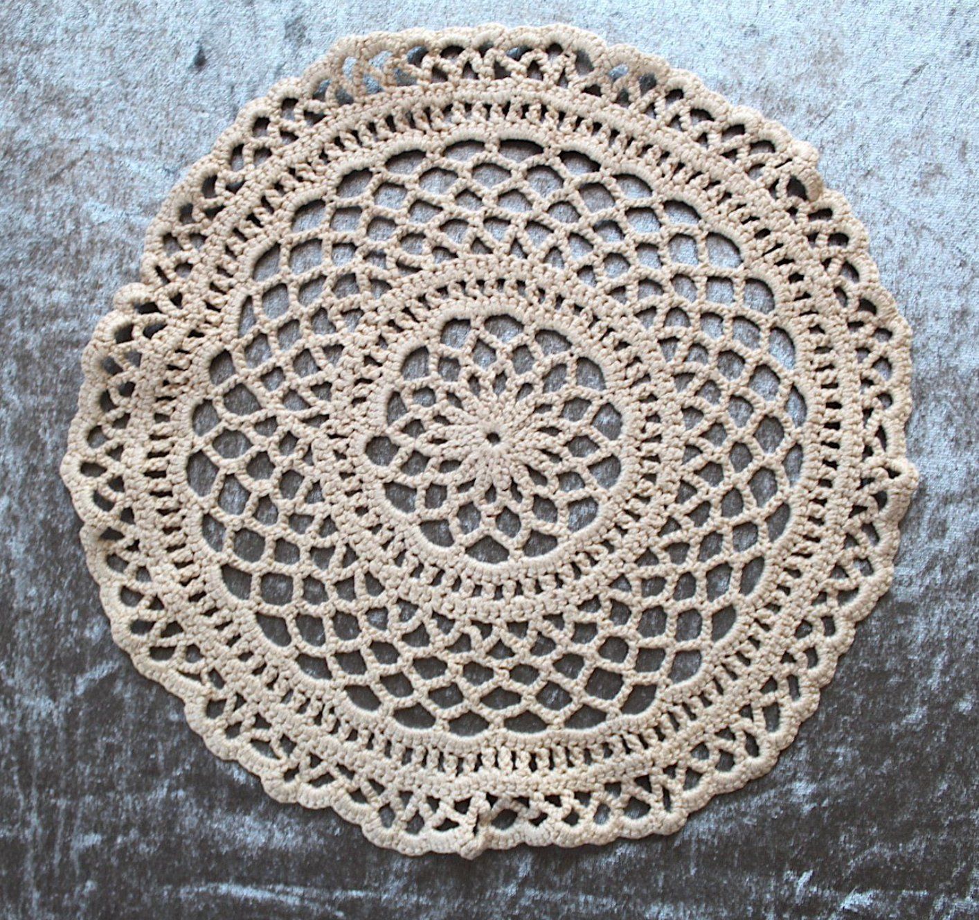 Altra biancheria da tavola: Beige gehäkelte Spitzendecke, Durchmesser ca. 29.5 cm – Usato da Locarno venduto da fripui 2