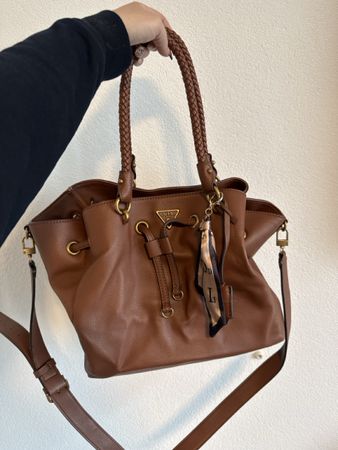 Braune Guess Handtasche - Zeitlos schön für den Herbst!