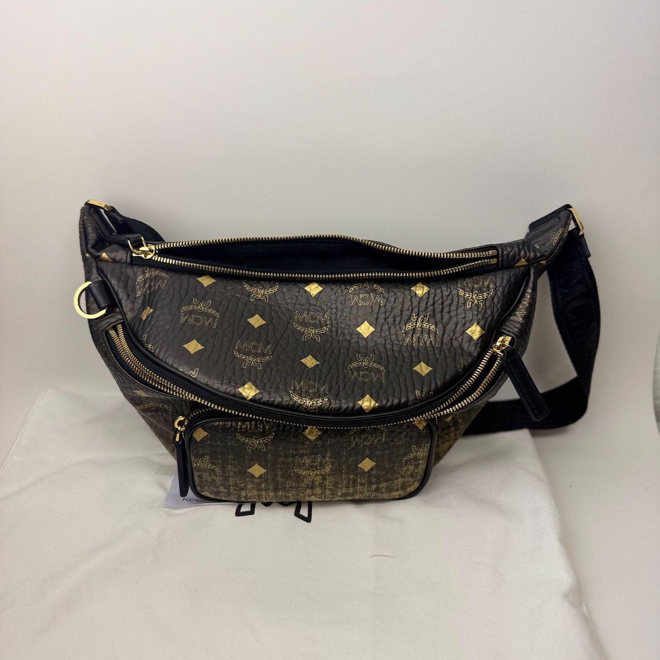 Mcm Borse: MCM Gürteltasche schwarz-gold – Usato da Sursee venduto da Justmibu