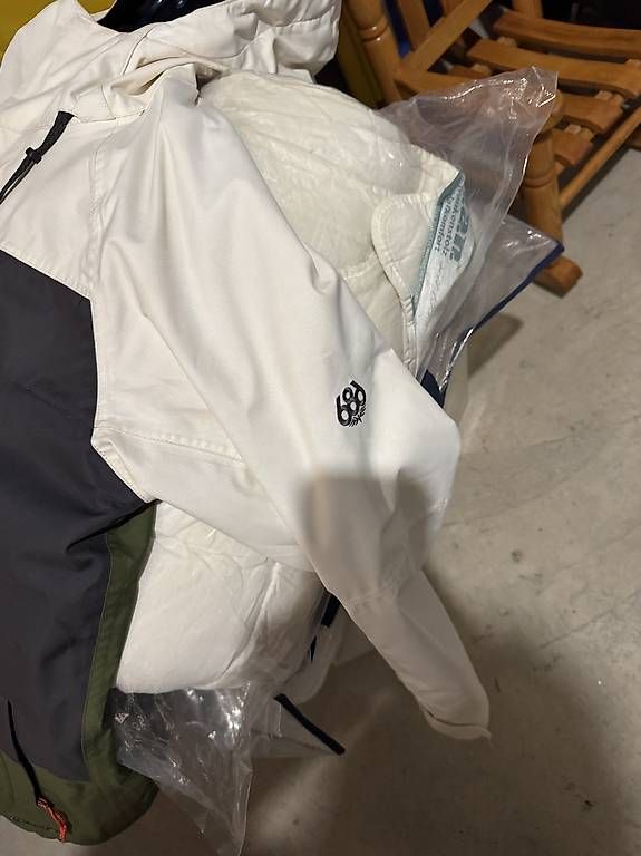 Giacche: Vend veste ski/snowboard 686 – Usato da La Tour-de-Peilz venduto da pmi_hzc6 1