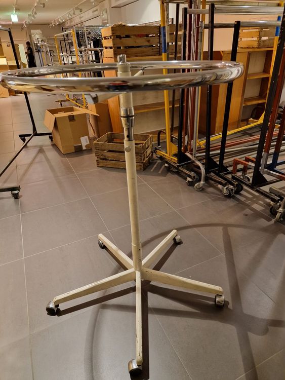 Drehbarer Runder Kleiderständer Mit Rädern - Metall Kleidungsständer Für Boutique, Geschäft & Schlafzimmer