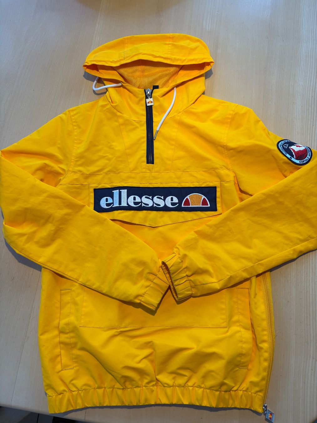 Ellesse Giacche: Ellesse Windjacke gelb Grösse 36 – Usato da St. Niklaus VS venduto da Mona-Lisa03