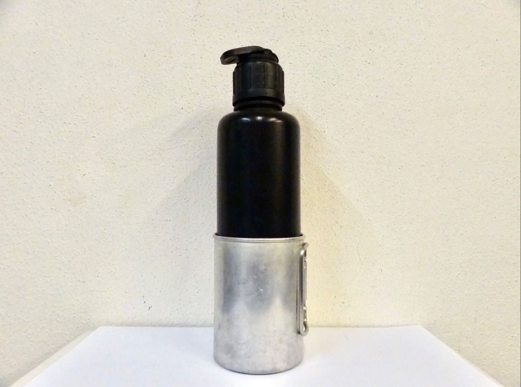 Schweizer Armee Attrezzatura & Pezzi di ricambio: Feldflasche mit Becher JE 1986 Schweizer Armee – Usato da Kerzers venduto da djstarsky73 2