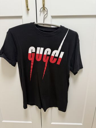 Gucci T-Shirt schwarz mit Logo Print gebrauchter Zustand