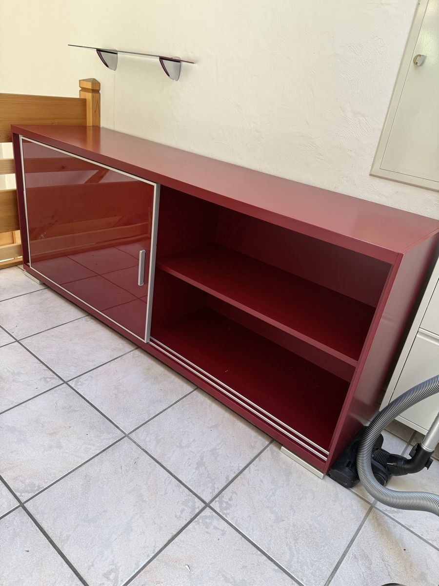 Cassettiere: Rotes Sideboard mit Glasschiebetür! – Usato da Olten venduto da flosflomarkt