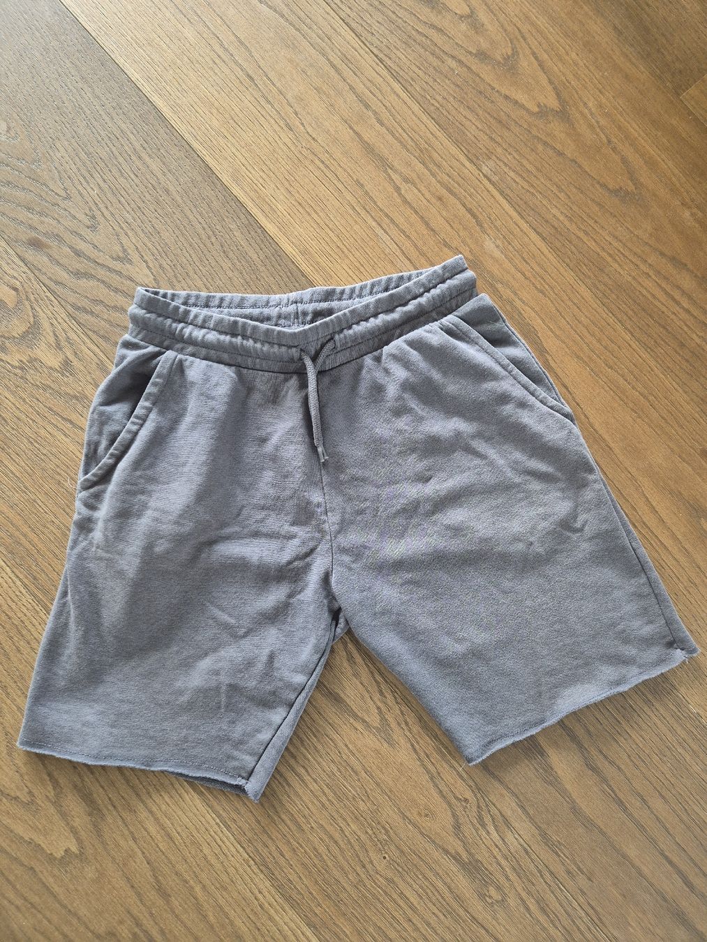 H&M Pantaloni: Graue Shorts H&M Grösse 158  – Usato da Unterägeri venduto da Idecurtins