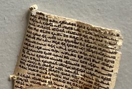 Alte Nadel mit Papier-Schriftrolle, in Röhrchen, Jüdisch