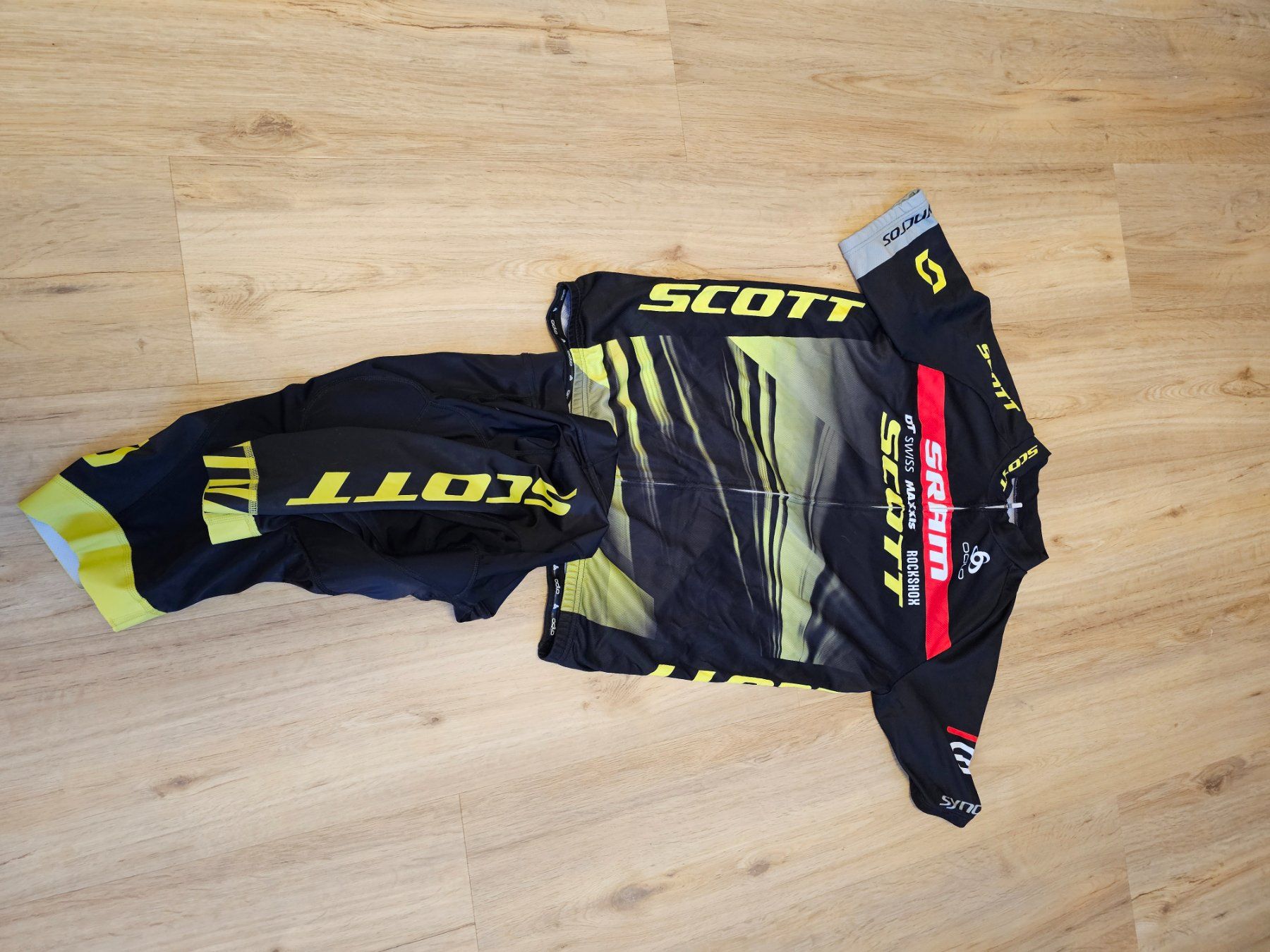 Leibchen & Hosen: Ensemble de velo taille XL – Gebraucht aus Bulle von s0lo88