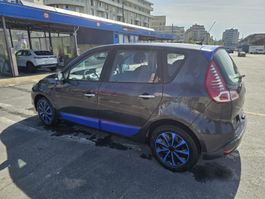 Renault Scenic monospace gris avec GPS et jantes bleues
