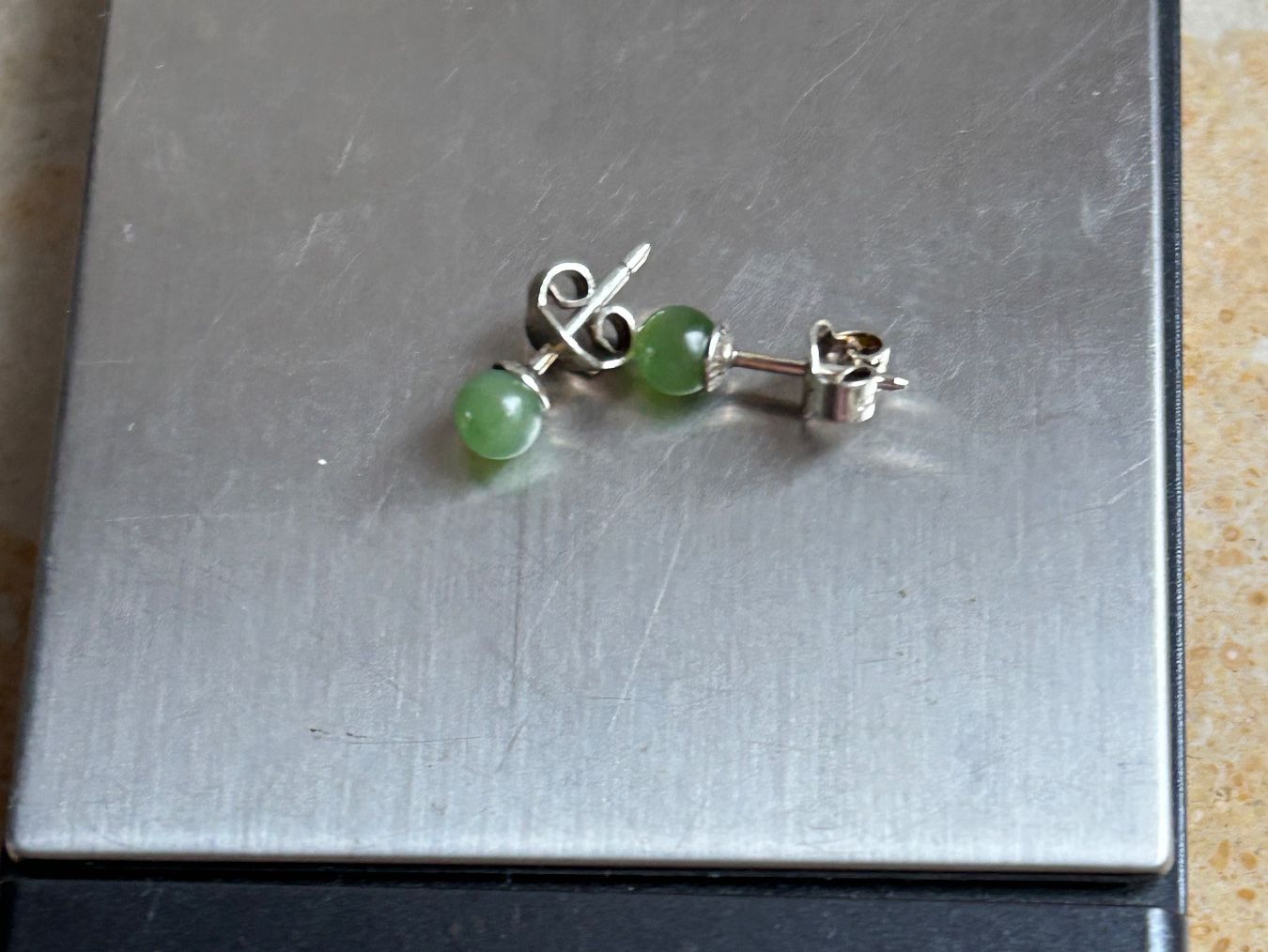 Ohrringe & -stecker: Ohrenstecker mit hellgrünem Stein, eventuell JADE – Gebraucht aus Dittingen von Bellevista 3