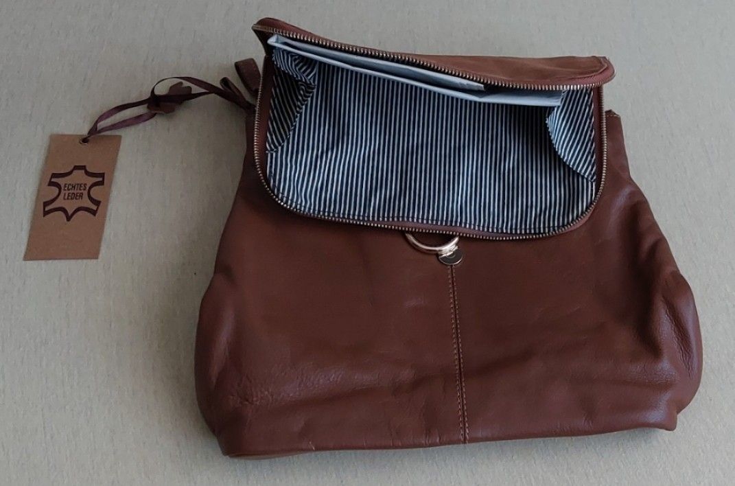 Taschen für Damen: Leder Rucksack – Neu und originalverpackt aus Wislikofen von Ana.Gomes