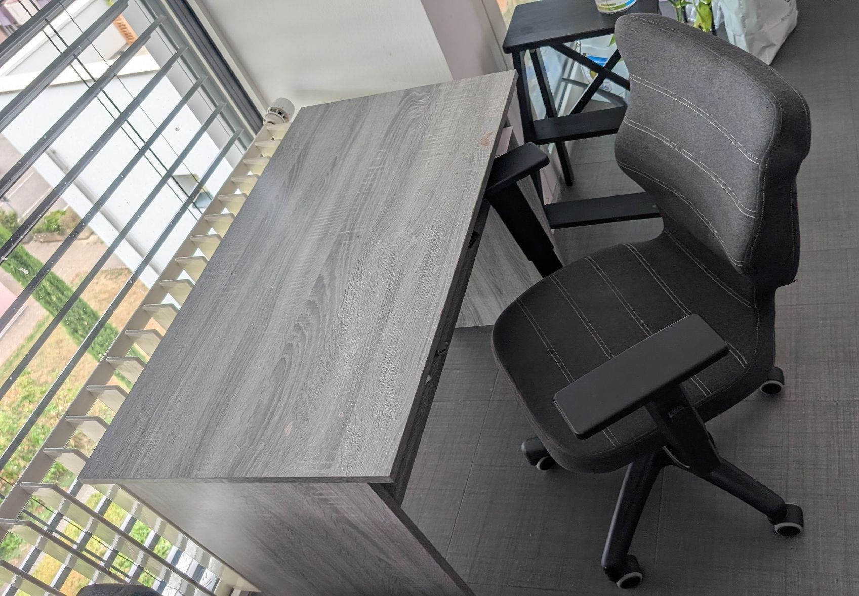 Scrivanie: Grey desk + ergonomic office chair  – Usato da Meyrin venduto da att_mgj5 3