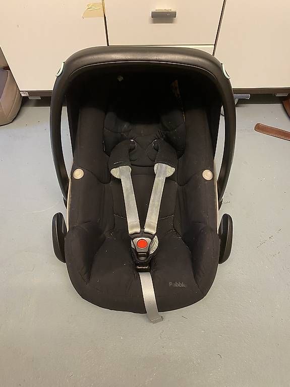 Auto-Kindersitze: Maxi Cosi Pepple inkl. Station – Gebraucht aus Ettingen von a_d_m2hh
