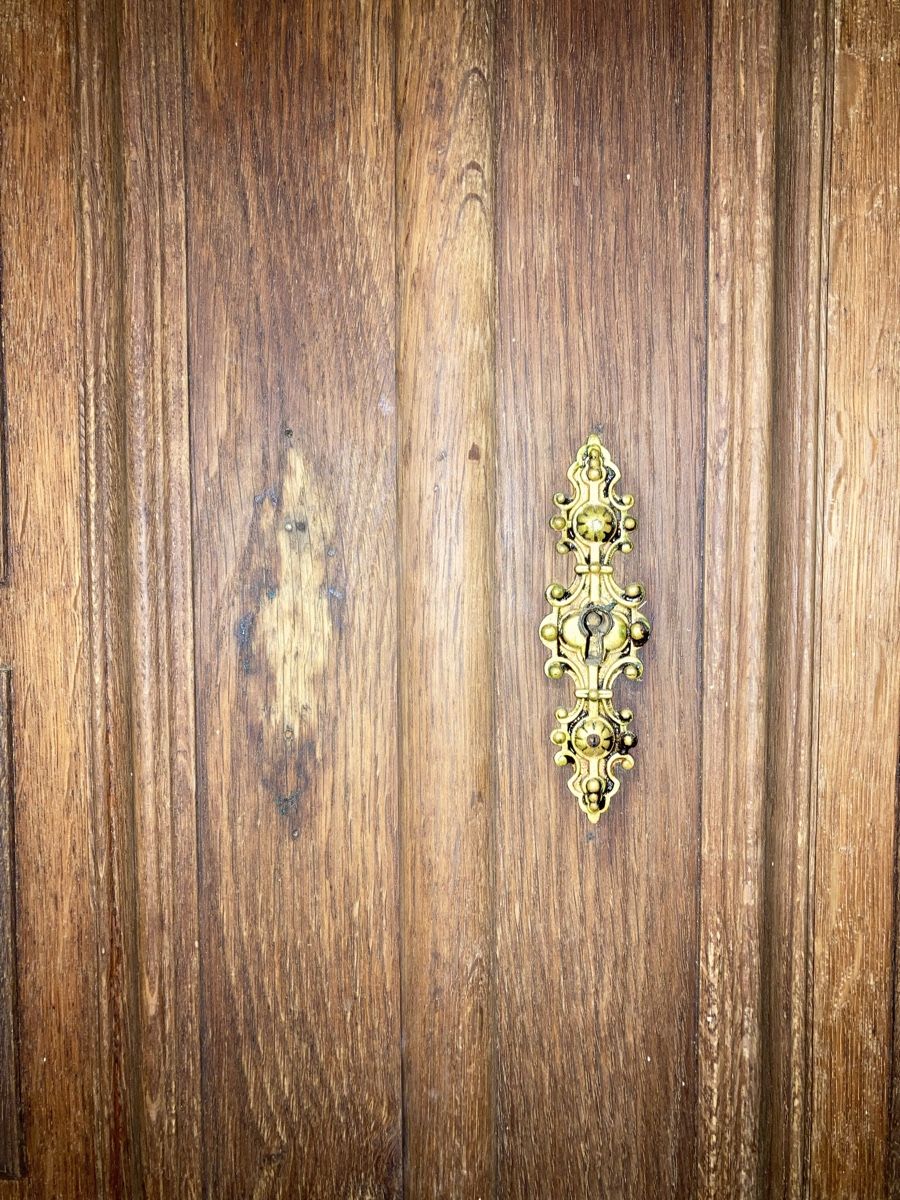 Credenze: Antiker Buffetschrank aus massiver Eiche – Usato da Staufen venduto da Simbob 2