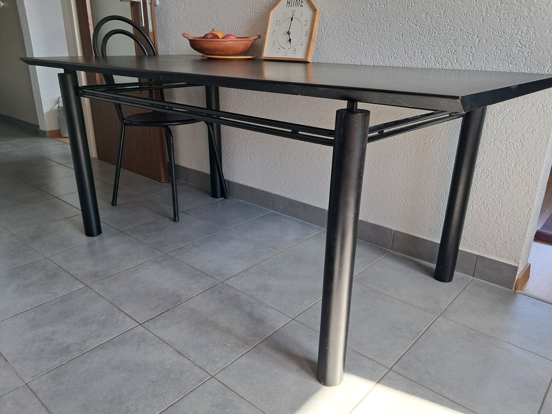 Tables: Table noire design 180x85cm bon état – D'occasion à La Tour de Trême par mar_p78p 3