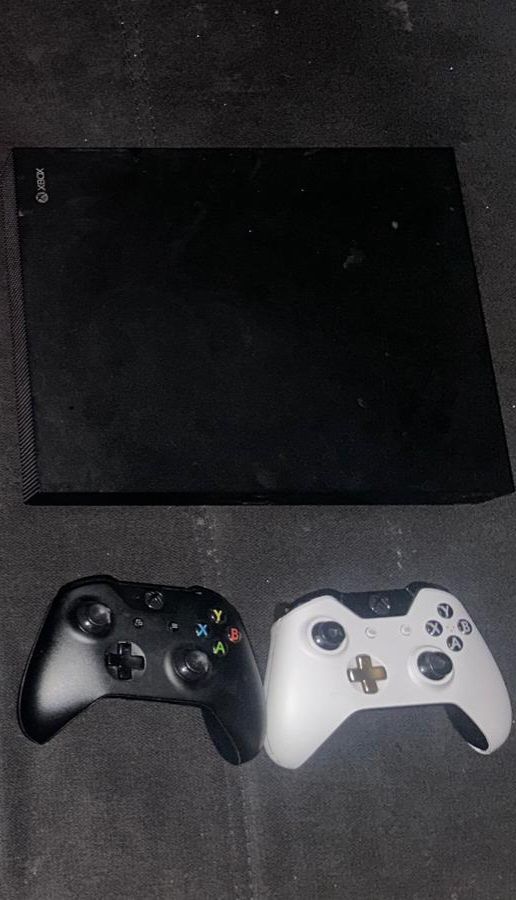 Microsoft Consoles: xbox one x  – D'occasion à St. Gallen par Ceni90