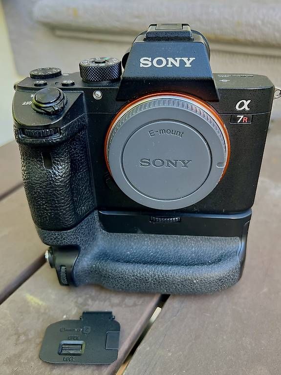 Sony Fotocamera: Sony A7R III & Grip – Usato da Basel venduto da Dudubbeldu