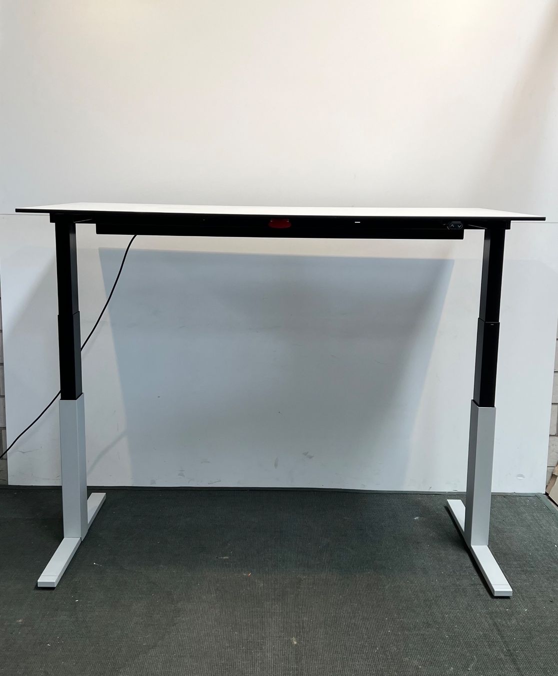 Lista Scrivanie: LISTA LO Extend elektr. verstellbarer Sitz-/Stehtisch – Usato da Wangen an der Aare venduto da TBYN 1