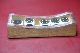 5 dés avec présentoire en bois et métal