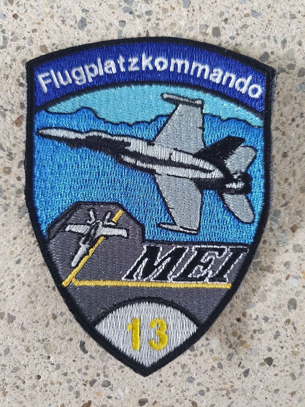 Placchette & Badge: Badge Luftwaffe Mei 13 Flugplatzkommando – Nuovo e nell'imballaggio originale da Riedholz venduto da fr_sIruP