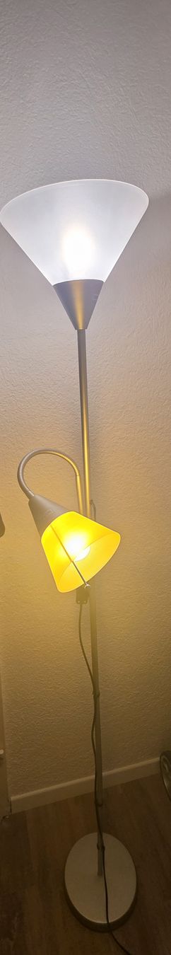 Lampen: Lampada da terra design giallo/argento – Gebraucht aus Thun von filippocarbone98 1