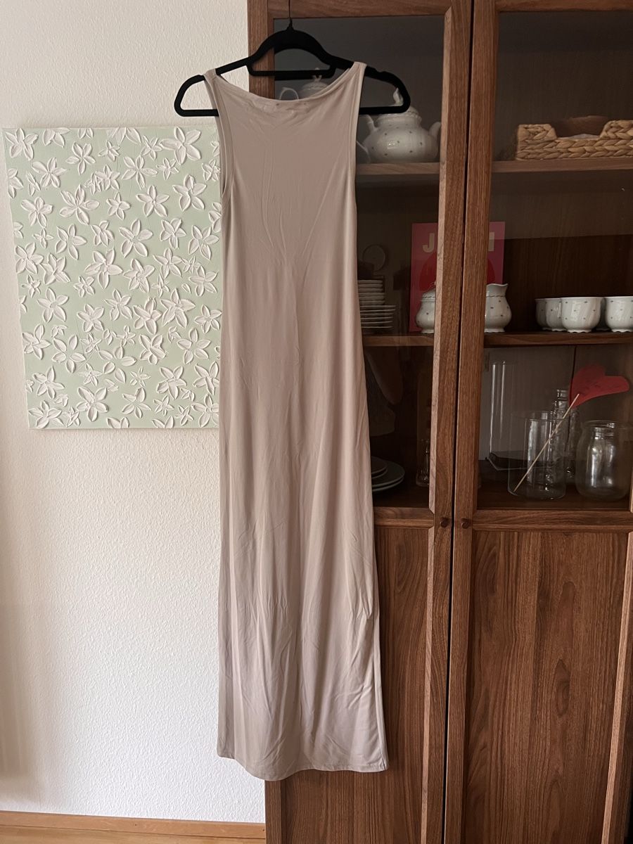 Pull&Bear Kleider: Langes Kleid beige ärmellos – Gebraucht aus Basel von TheMihayeFamily