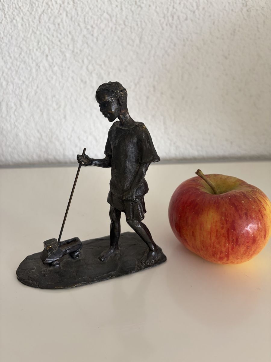 Sculture & Statue: Bronze, Kleiner Junge mit Spielzeug, unl, monogrammiert – Usato da Zürich venduto da eileenchen1