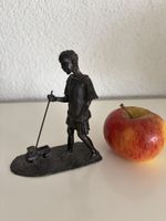 Bronze, Kleiner Junge mit Spielzeug, unl, monogrammiert