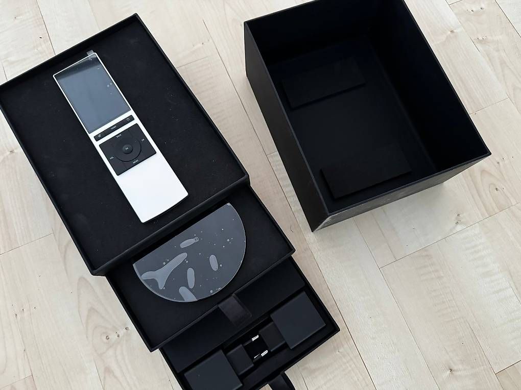 Orologi: NEEO Thinking Remote + Brain Neu & OVP – Usato da Neftenbach venduto da norbachmach